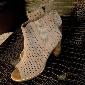 TOMS ankle booty tan suede 7 1/2 rubber soul, 2 1/2 heel perfect condi